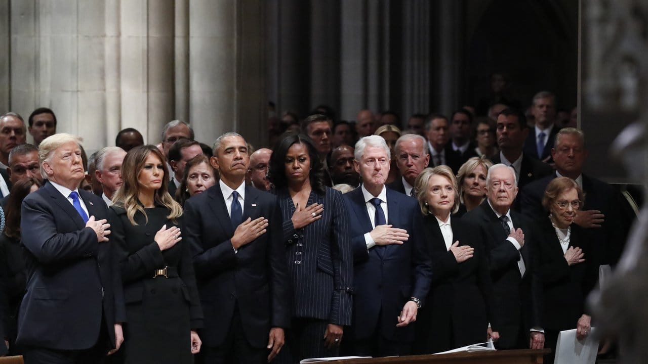 Die erste Bank bei der Trauerfeier: US-Präsident Donald Trump mit Frau Melania und die Ex-US-Präsidenten Barack Obama und Frau Michelle, Bill Clinton und Frau Hillary, Jimmy Carter und Frau Rosalynn.