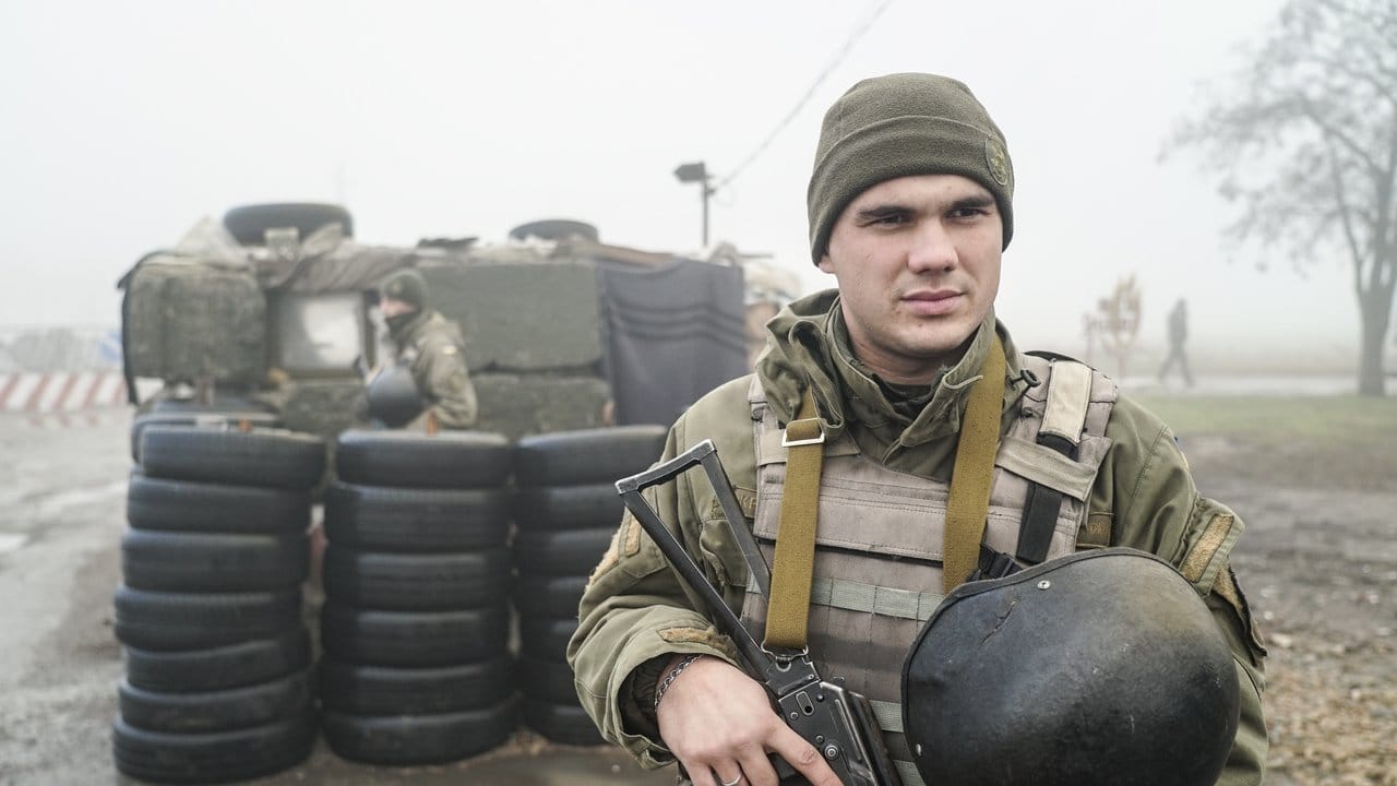 Ein Soldat der ukrainischen Nationalgarde steht an einem Checkpoint bei Berdyansk.