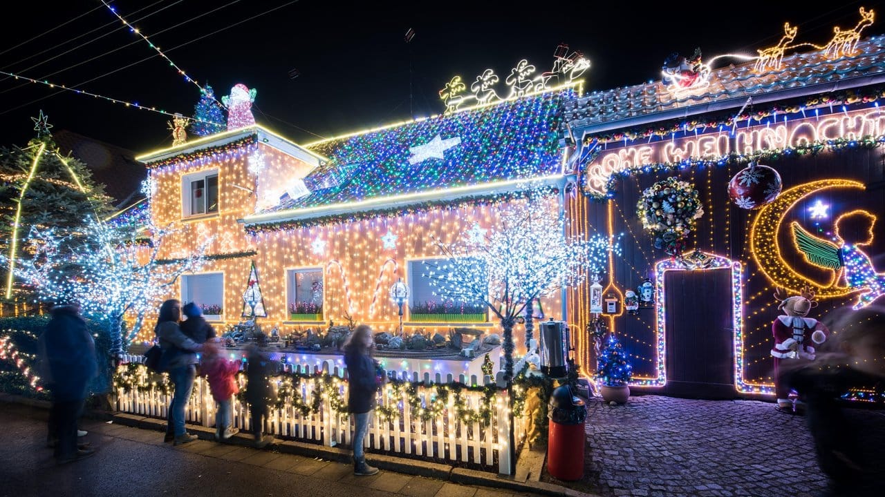 Seit Mitte Oktober war Mario Leicht mit dem Aufbau seines Weihnachtshauses beschäftigt.