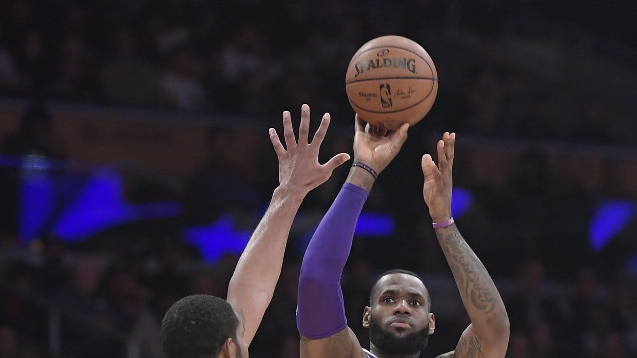LaMarcus Aldridge (l) von den Spurs verteidigt gegen Lakers-Star LeBron James.