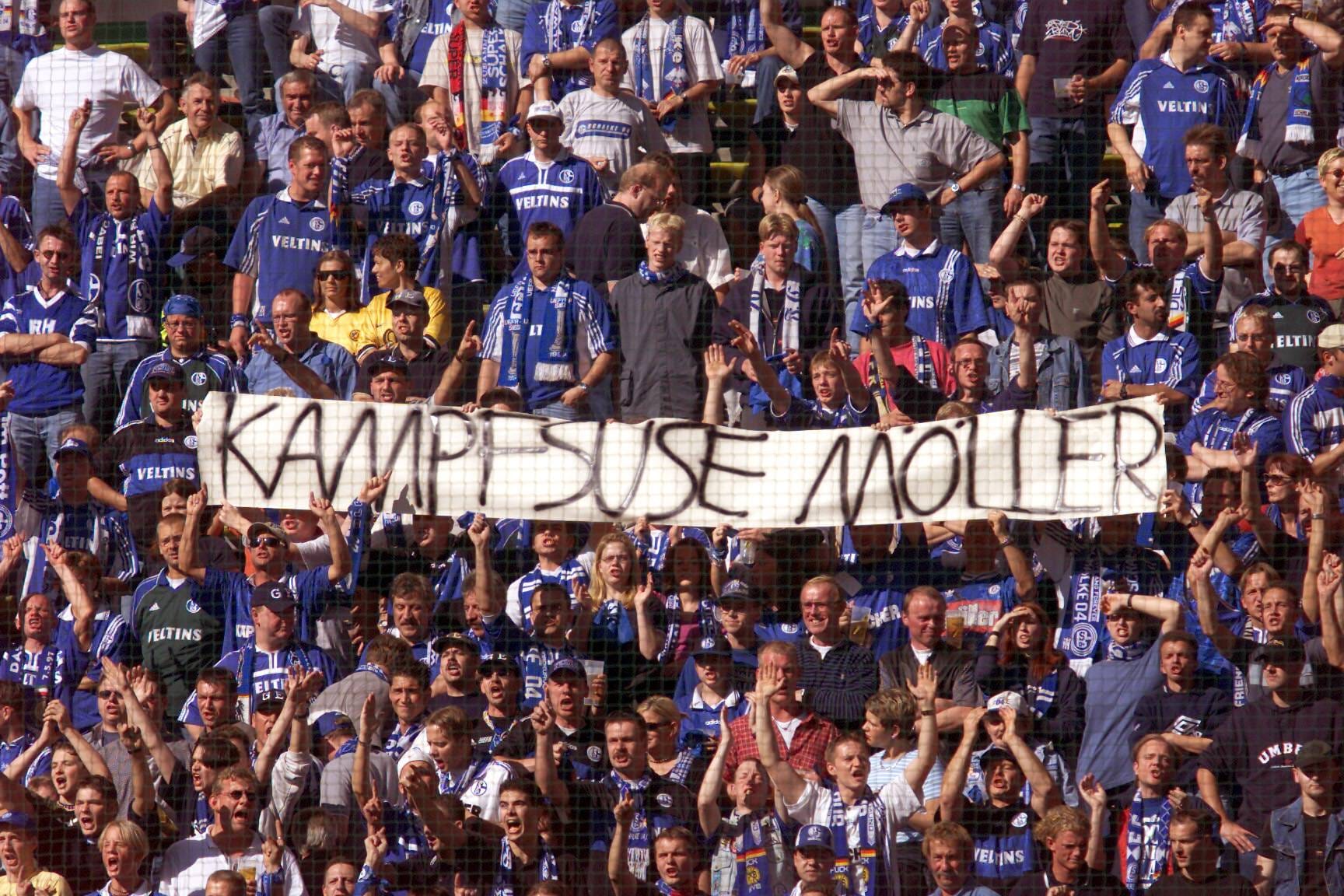 Das Jahr 2000: Andreas Möller wechselt von Dortmund nach Gelsenkirchen. Der Schalke-Anhang grüßt die "Kampfsuse" vor dem Derby gegen die Borussia. Schalke gewinnt am Ende dank eines überragenden Möllers mit 4:0 beim BVB.