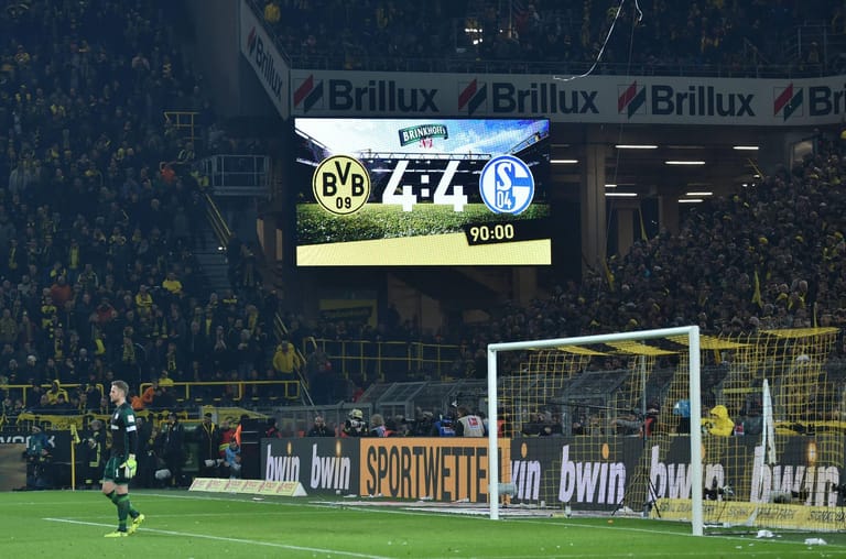 Das Spiel des Jahrzehnts: Dortmund führt am 25. November 2017 im Derby gegen Schalke nach 25 Minuten bereits mit 4:0. Es folgt eine Mischung aus Wahnsinn und unglaublicher Moral. Die "Knappen" verkürzen bis kurz vor Schluss auf 4:3. Naldo trifft in der 5. Minute der Nachspielzeit zum 4:4.