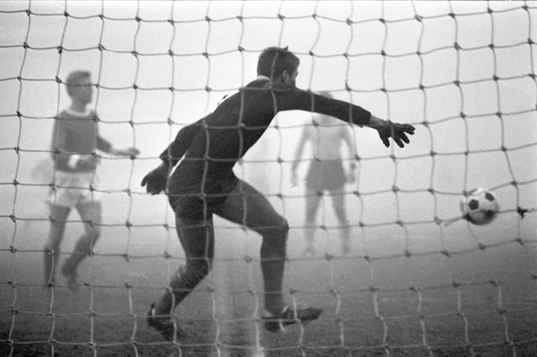 Das Nebelspiel von 1966 in der Glückaufkampfbahn: Schalke verliert mit 2:6 gegen den Erzrivalen. Nach dem Spiel sagt Dortmunds Torschütze Lothar Emmerich: "Wenn wir etwas gesehen hätten, hätten wir noch höher gewonnen".