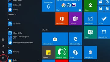 In Windows 10 können Sie einstellen, dass das Betriebssystem automatische Backups erstellt. Die Funktion finden Sie in den Windows-Einstellungen. Um die aufzurufen, drücken Sie die Windows-Taste oder klicken Sie auf das Windows-Symbol in der Taskleiste (für gewöhnlich links unten). Drücken Sie dann auf das Zahnrad-Symbol.