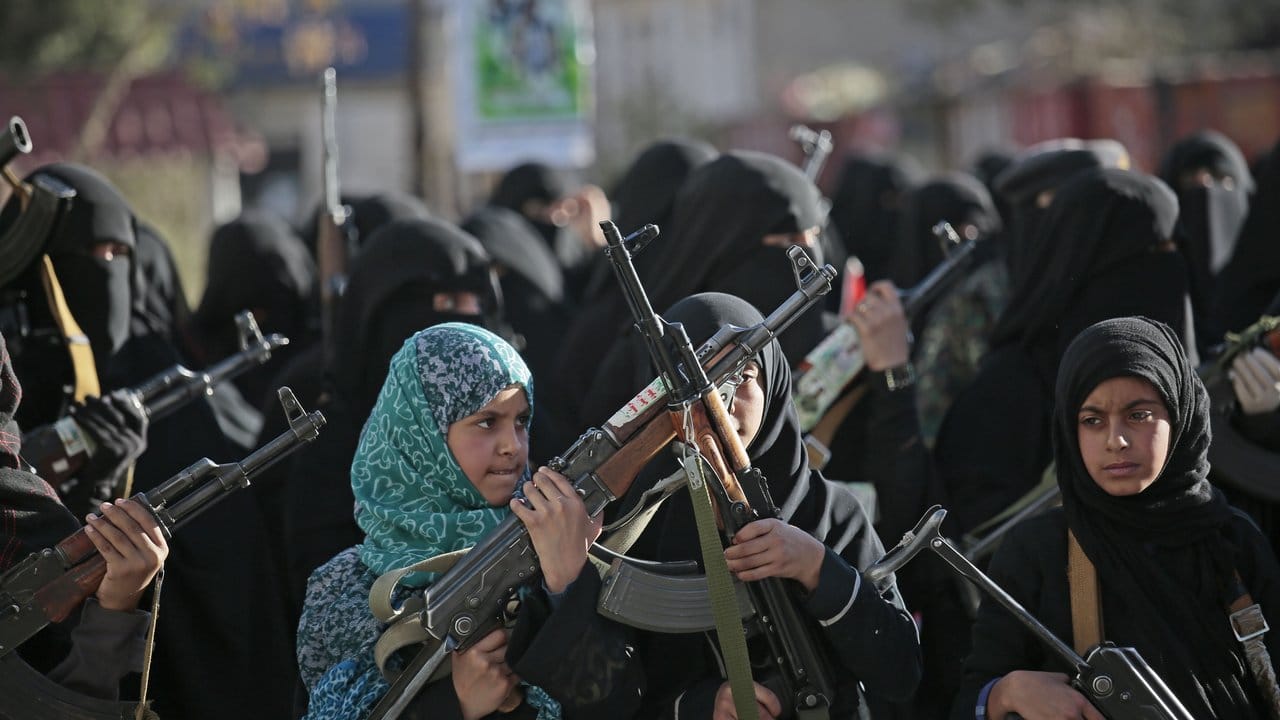 Schwer bewaffnet: Anhängerinnen der Huthi-Rebellen.