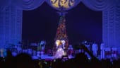 Mariah Carey in Berlin: Zu Beginn des Konzertes steht Maria Carey mit Engelsflügeln und beleuchtetem Kleid auf der Bühne.