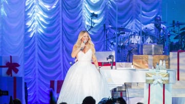 Mariah Carey in Berlin: Während des Konzerts bewegt sich die Künstlerin von einer Bühnenseite zur nächsten. Sie tanzt aber nicht.
