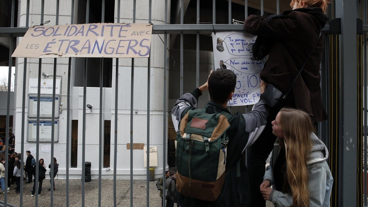 Auch an den Hochschulen wie hier an der geschlossenen Tolbiac-Universität werden Proteste gegen die Politik von Präsident Macron immer lauter.