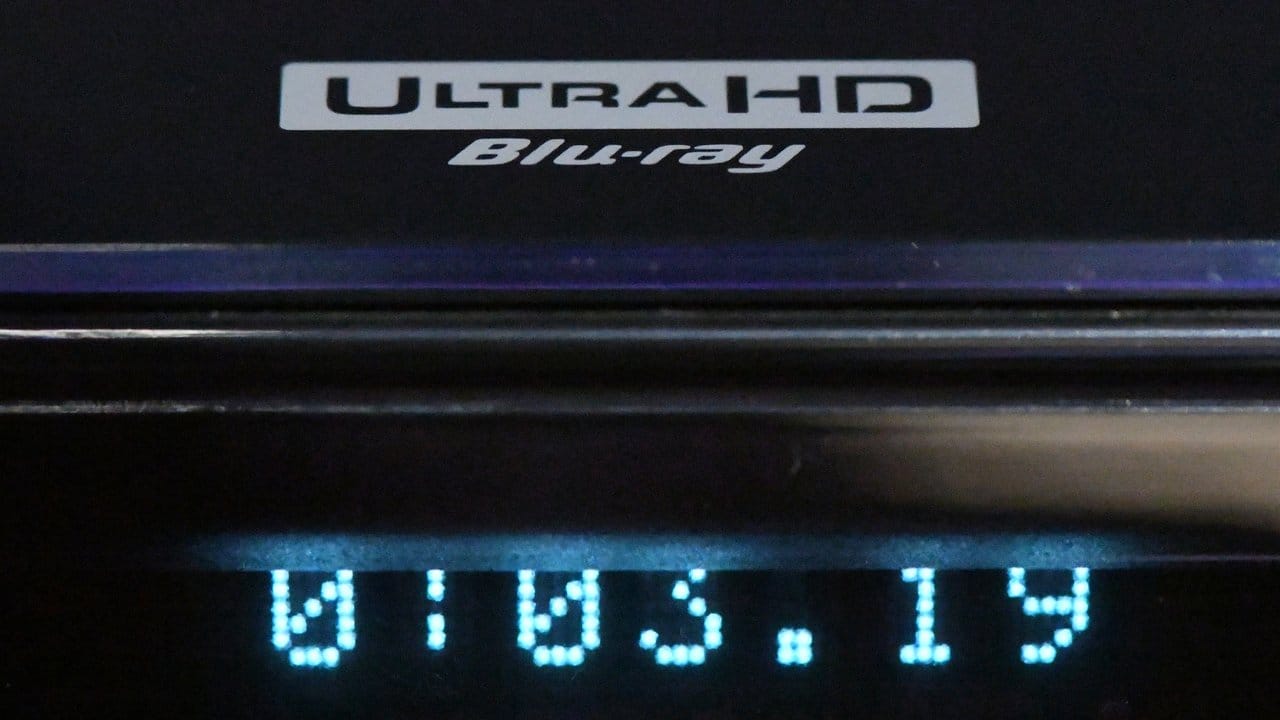 UHD-Blu-Ray-Player versorgen Bildschirme mit einer Auflösung von 3840 mal 2160 Bildpunkten und lohnen sich eher für die ganz großen Fernseher ab 60 Zoll.