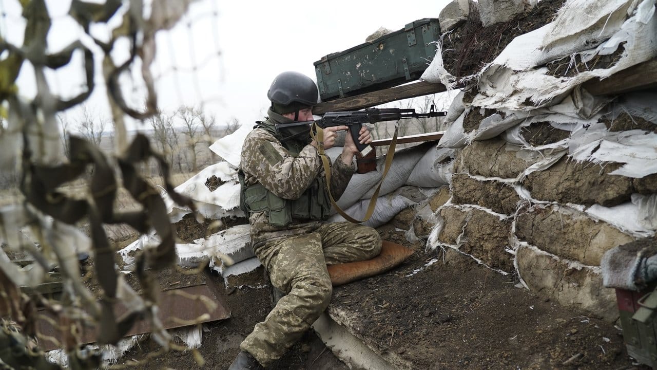 Ein ukrainischer Soldat nimmt seine Position nahe der Frontlinie zu den von Russland unterstützten Separatisten ein.