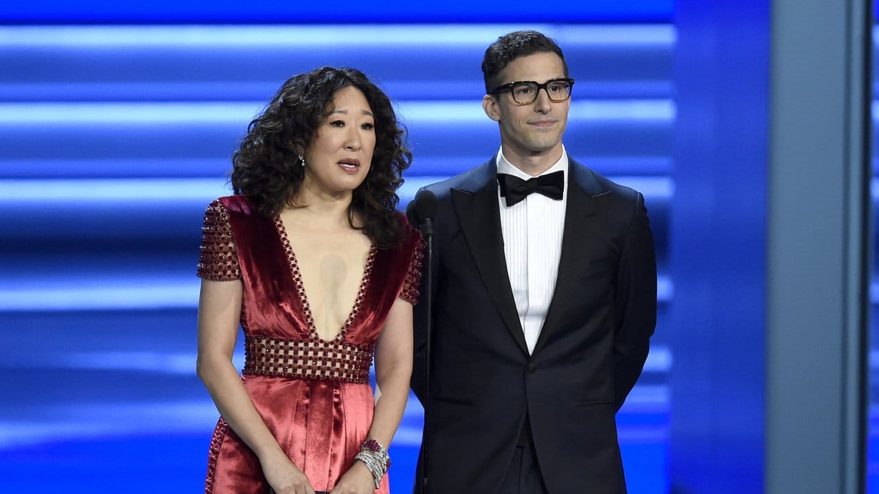 Sandra Oh und Andy Samberg werden im Januar die Golden Globes moderieren. Sandra Oh und Andy Samberg werden im Januar die Golden Globes moderieren.