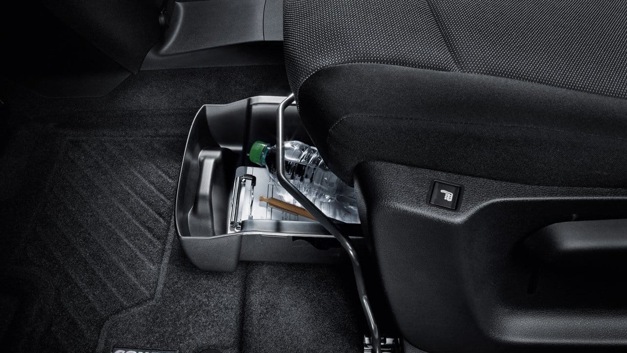 Versteck im Van: Der Opel Combo bietet viele Ablagemöglichkeiten, so auch unter den Sitzen.