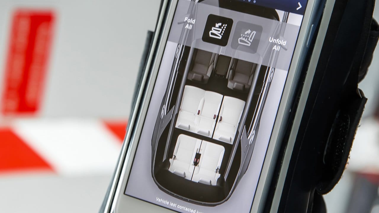 Im Land Rover Discovery lässt sich die Sitzeinstellung zugunsten von mehr Laderaum über eine Smartphone-App ändern.