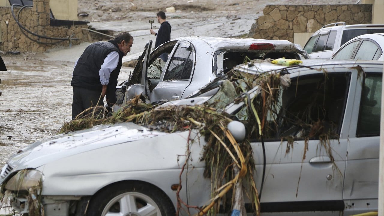 Bei einem schweren Herbststurm mit Hagel und starken Regenfällen sind auf Zypern drei Menschen ums Leben gekommen.