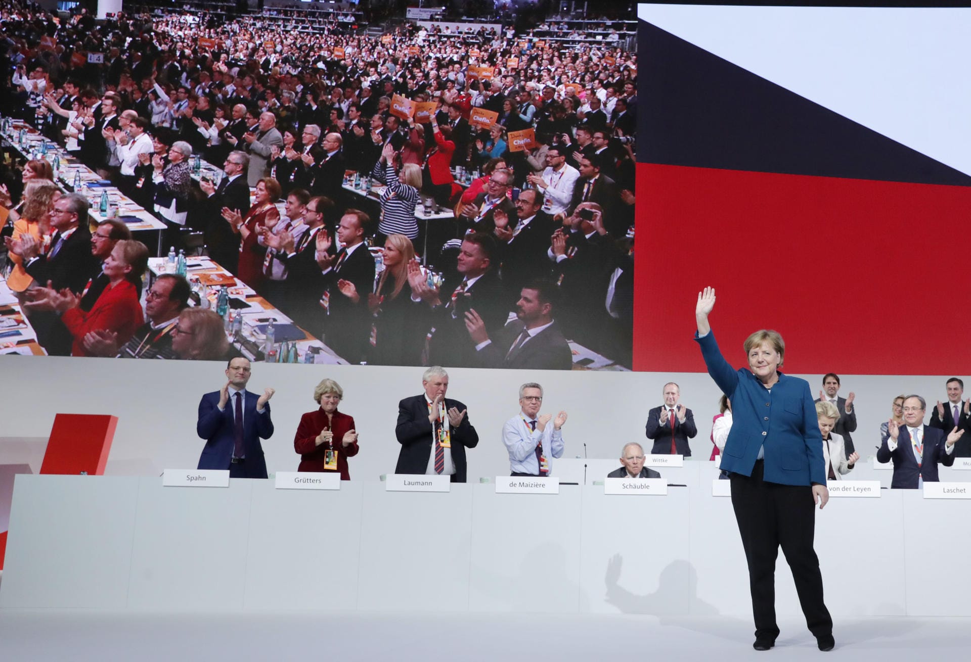 Standing Ovations: Knapp neun Minuten lang applaudierten die Delegierten der scheidenden Parteichefin Merkel.