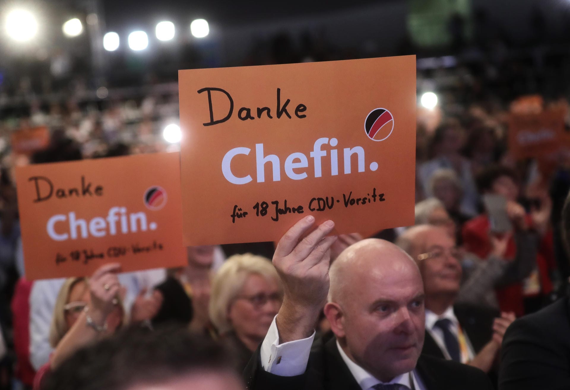 Dank an die "Chefin": Delegierte verabschieden Angela Merkel beim Parteitag in Hamburg.