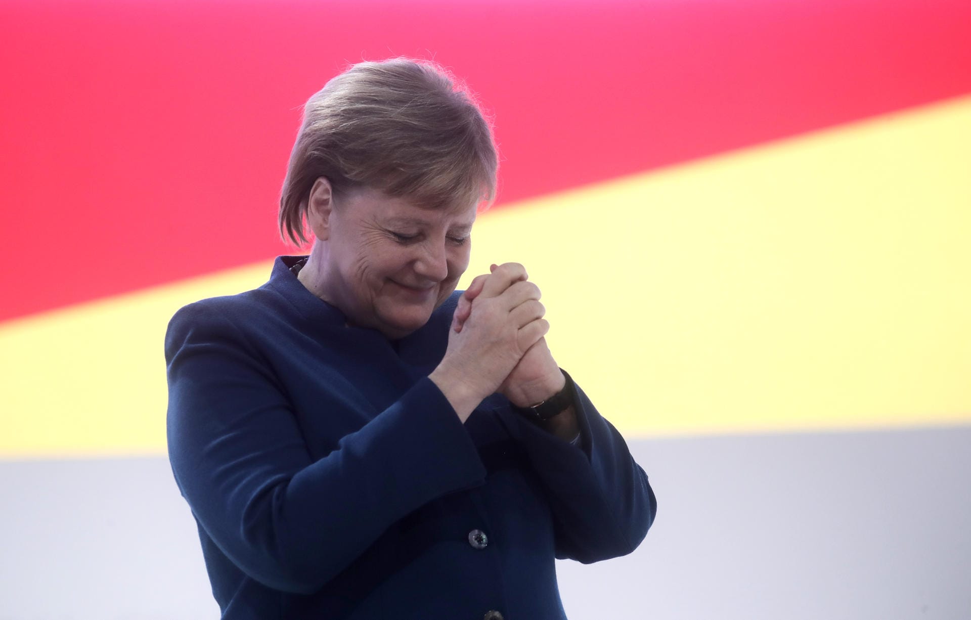"Es war mir eine Ehre": Angela Merkel hat nach ihrer Rede in Hamburg die Hände zum Dank gefaltet.