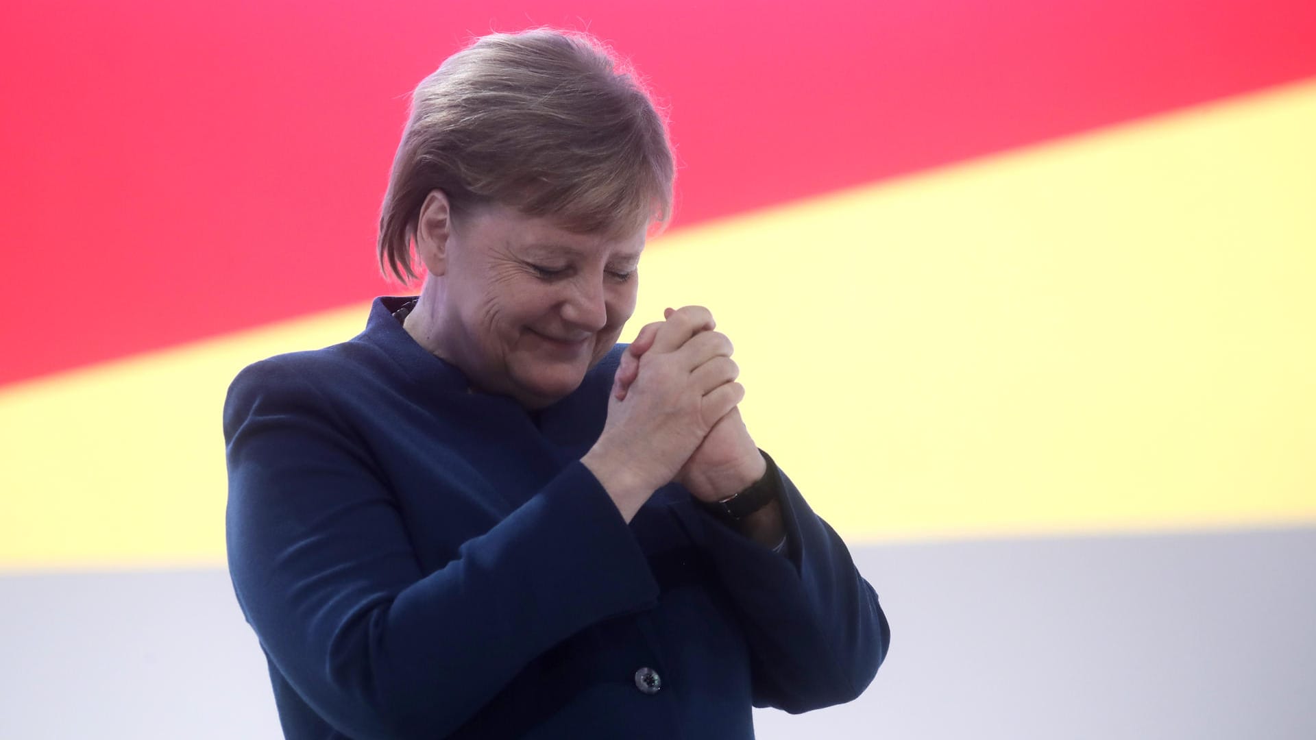 "Es war mir eine Ehre": Angela Merkel hat nach ihrer Rede in Hamburg die Hände zum Dank gefaltet.