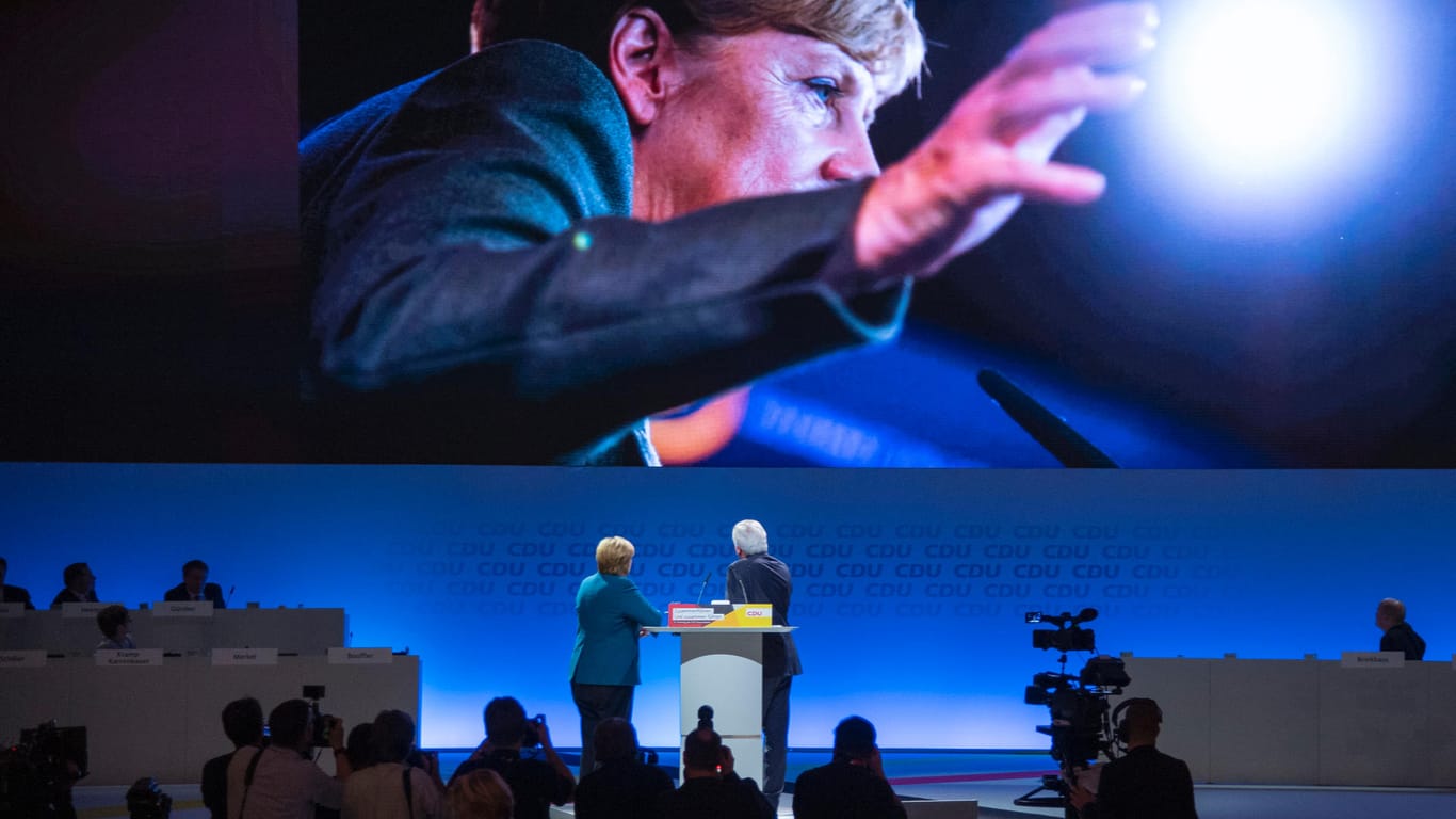 Bildprojektion von Angela Merkel beim Parteitag.