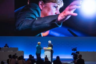 Bildprojektion von Angela Merkel beim Parteitag.