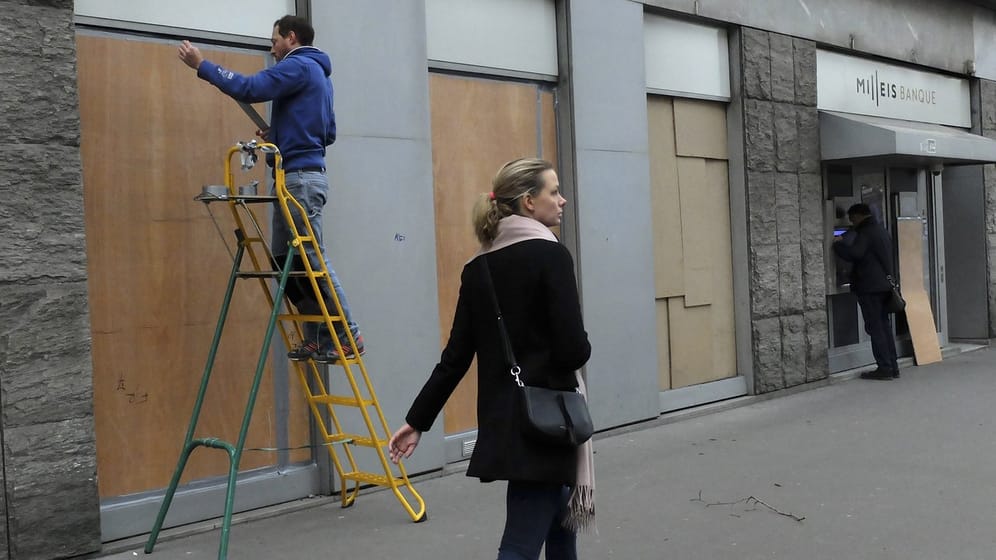 Mit Holzplatten werden die Fenster einer Bank in der Nähe des Champs-Elysees in Paris gesichert.