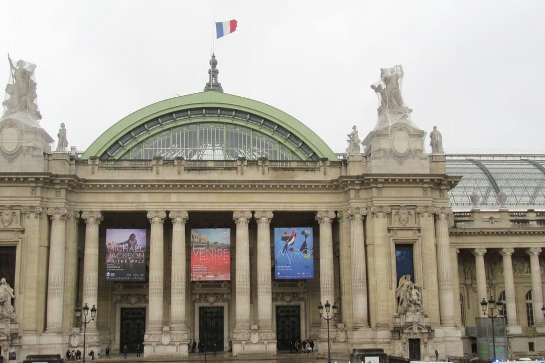 Polizeifahrzeuge vor dem Pariser Museum Grand Palais.