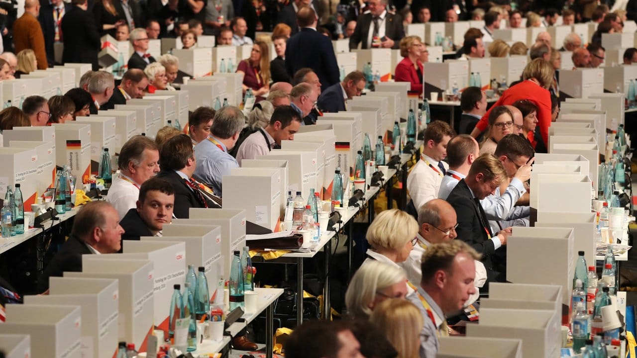 Delegierte des CDU-Bundesparteitags bei einer Abstimmung.