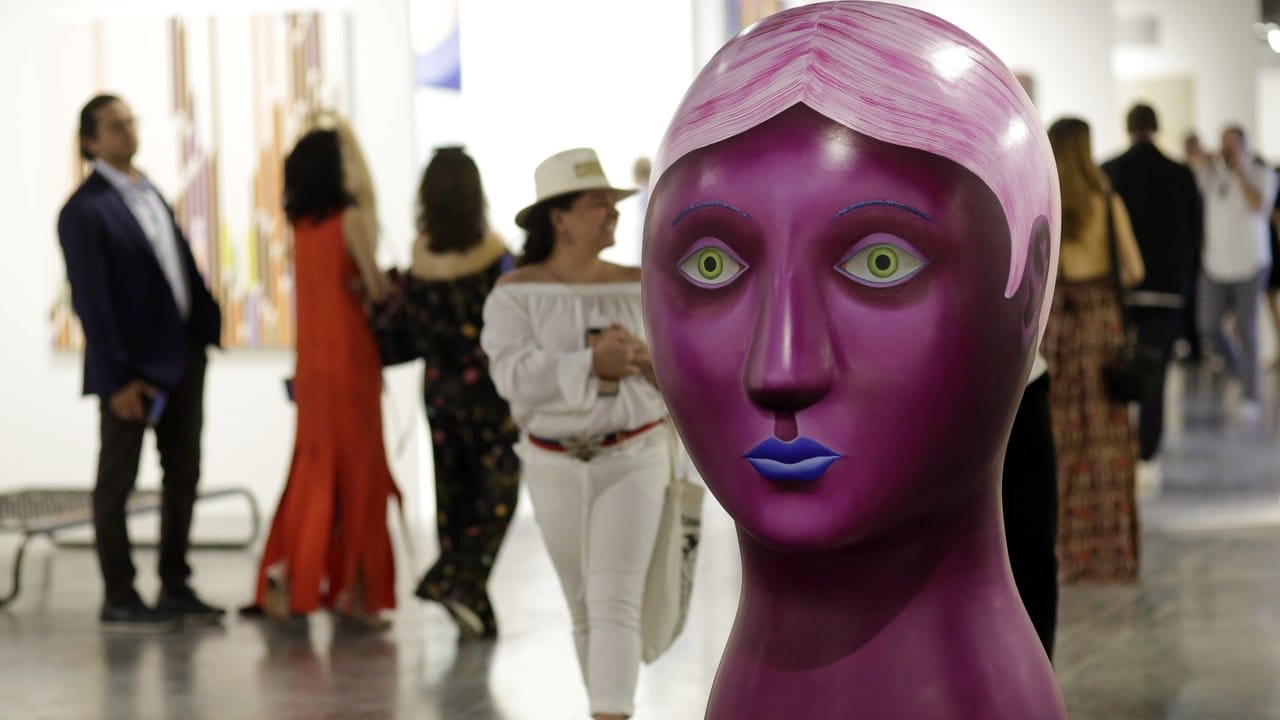 In der Kaufman Repetto Gallery können Besucher die Skulptur des Künstlers Nicolas Party mit dem Titel "Head" sehen.