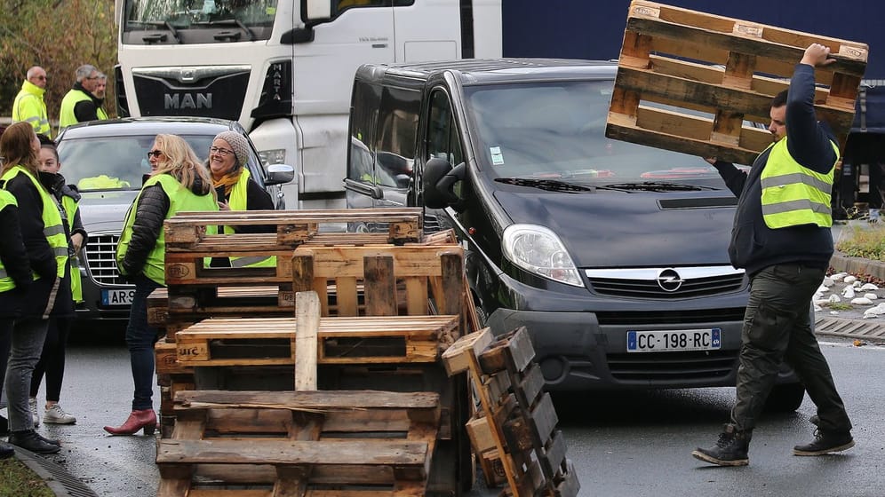 Demonstranten der "Gilets Jaunes" (Gelbwesten) blockieren eine Straße nahe der französisch-spanischen Grenze in Biriatou.