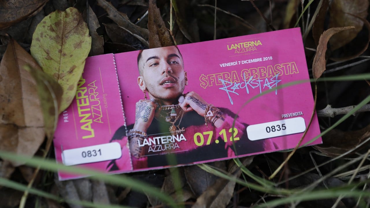 Ein Ticket für das Konzert des Rappers Sfera Ebbasta liegt in der Nähe des Clubs im Gras.