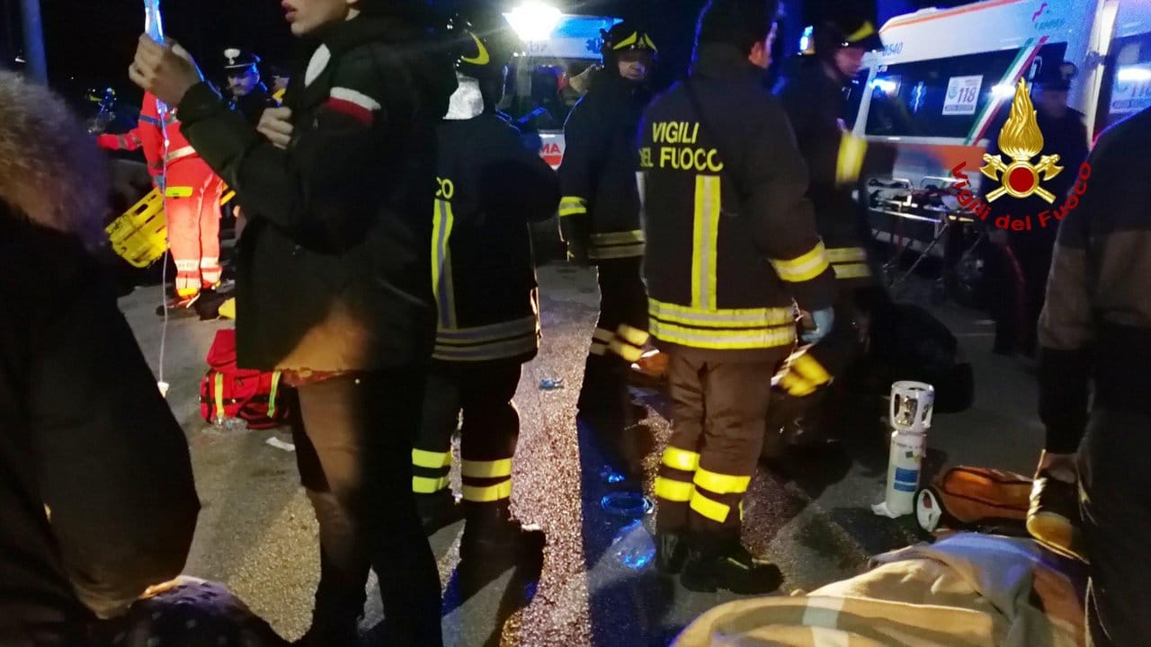 Rettungskräfte kümmern sich nach einer Massenpanik in einer Diskothek um Verletzte.