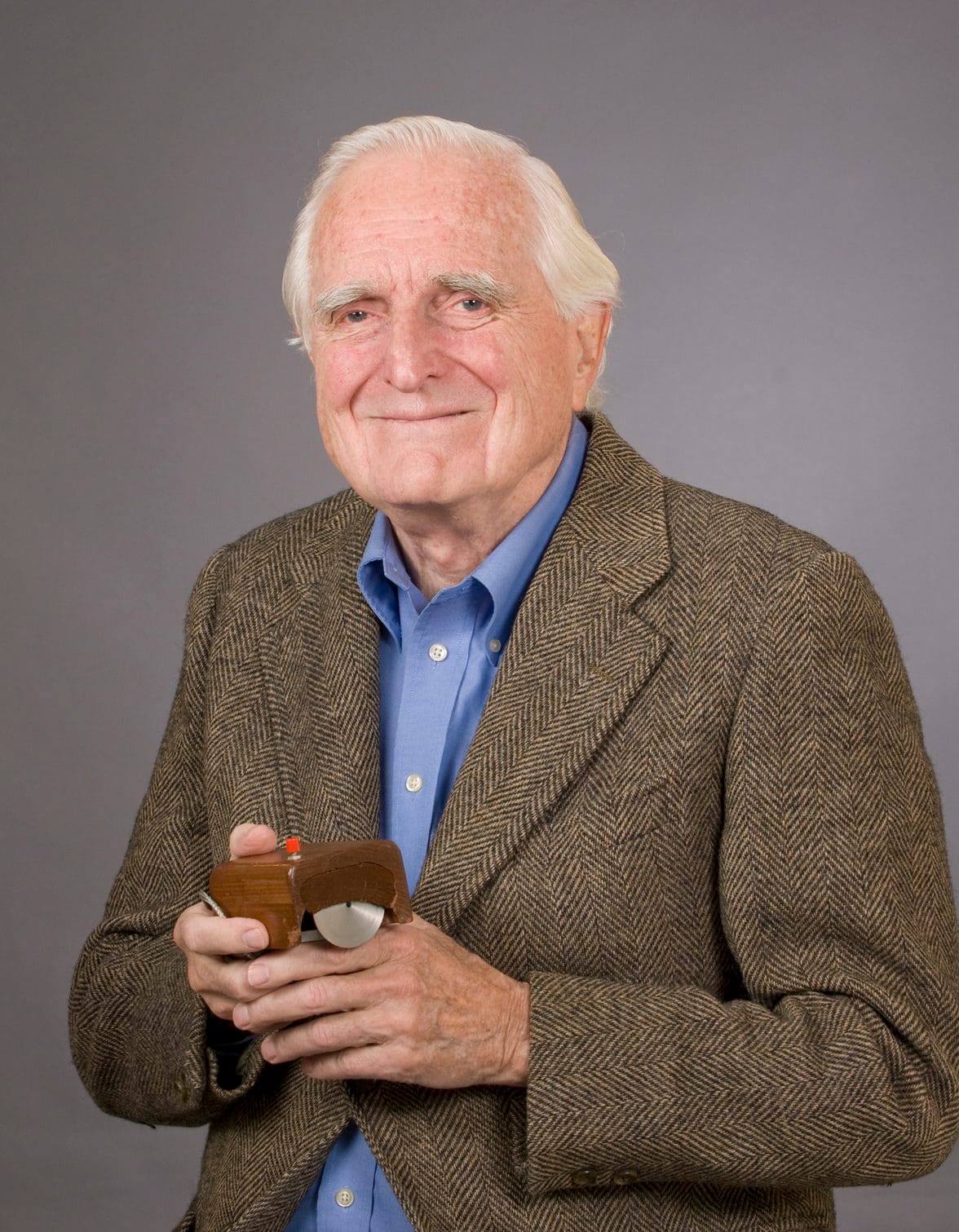 Douglas C. Engelbart hat diese Zeitenwende noch mitbekommen. Er starb am 2. Juli 2013 im Alter von 88 Jahren in Atherton (Kalifornien). Das Foto zeigt ihn mit der von ihm erfundenen Maus in Händen (undatierte Aufnahme).