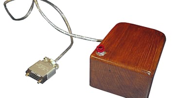 Historisches Foto der ersten Computermaus (undatierte Aufnahme). Der Prototyp bestand aus einem klobigen Holzkästchen mit Strippe, einer roten Taste zum Klicken und einem Rad, das die Bewegungen des Geräts auf dem Bildschirm umsetzte.