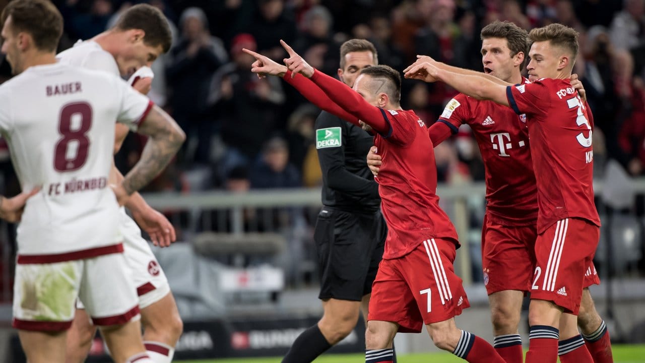 Franck Ribéry (l) feiert seinen Treffer zum 3:0 im Bayern-Derby.