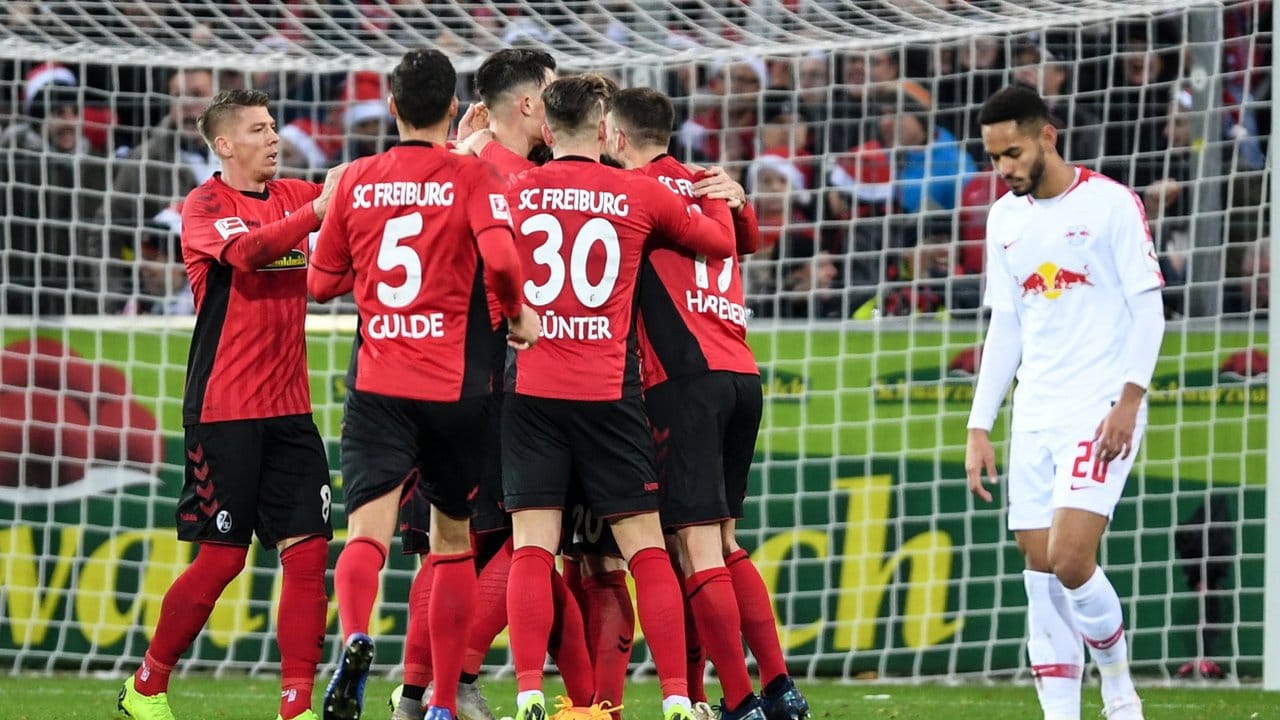 Freiburg Spieler feiern das Tor zum 2:0 gegen RB Leipzig.