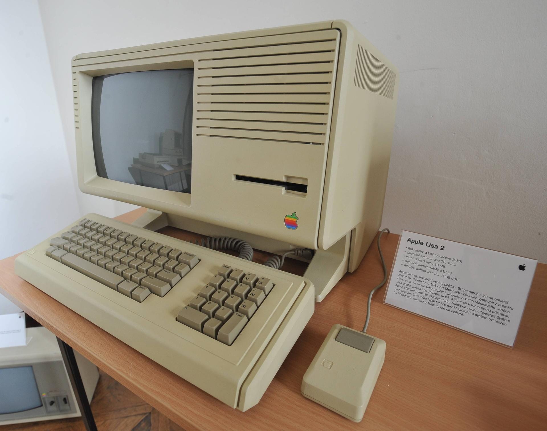 Apple-Mitgründer Steve Jobs sah den Alto 1979 und übernahm das Konzept der grafischen Bedienoberfläche. Apples "Lisa" war der erste Computer, der für die Maus ausgelegt war. Mit dem Macintosh erreichte die Maus 1984 den Durchbruch.