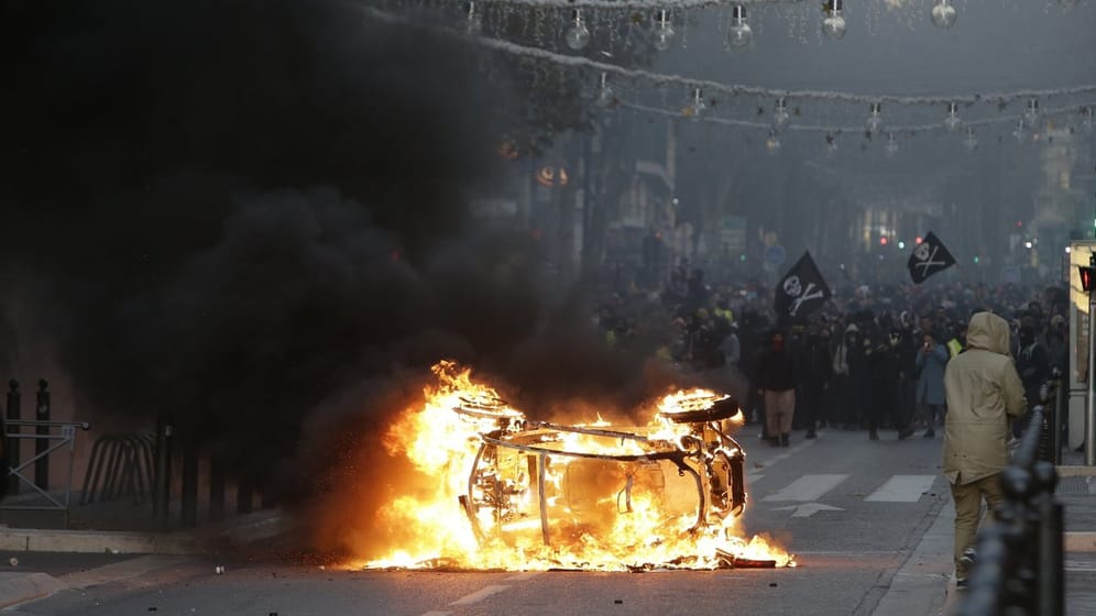 Brennendes Auto bei der Demonstration in Marseille.