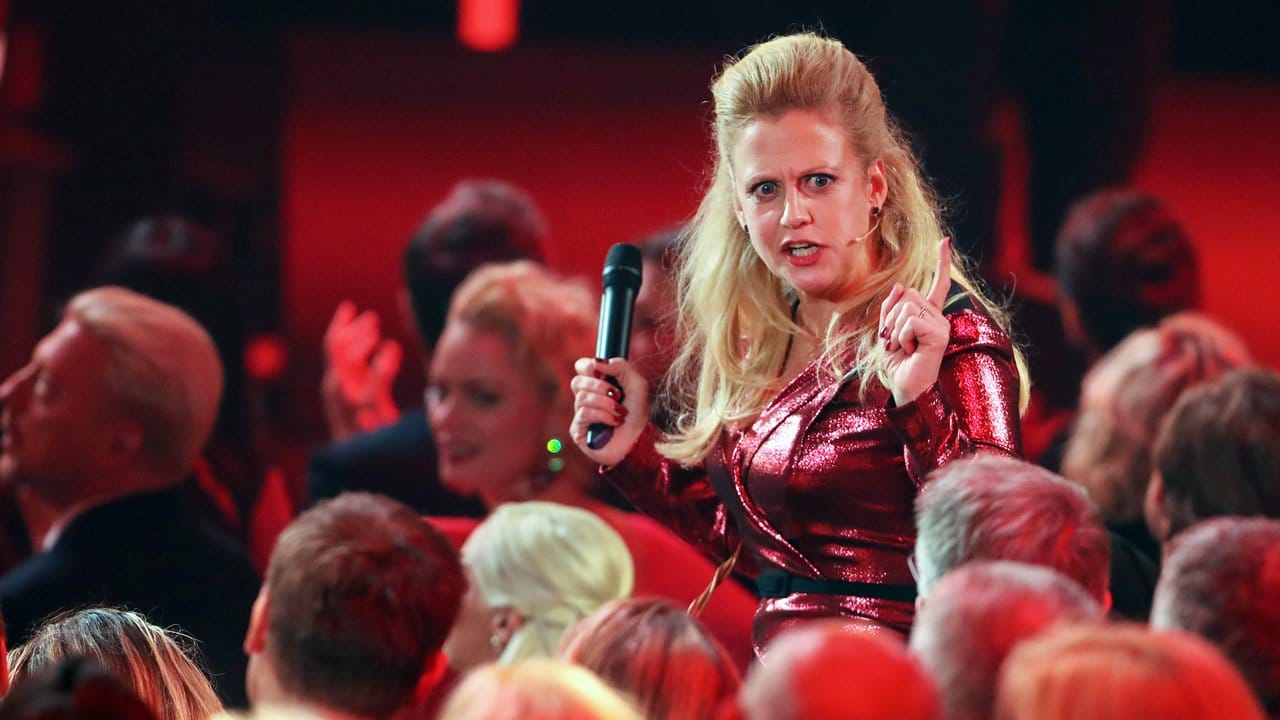 Barbara Schöneberger sammelt bei den prominenten Gästen Spenden ein. Barbara Schöneberger sammelt bei den prominenten Gästen Spenden ein.