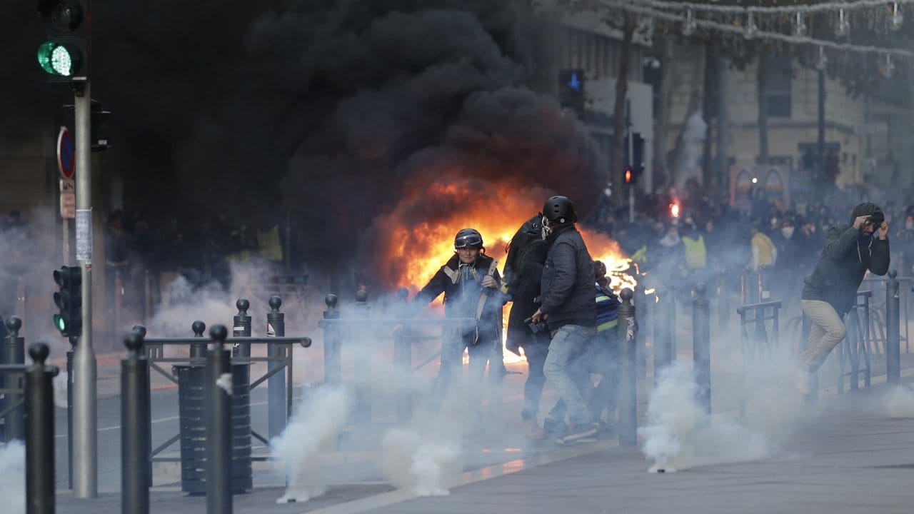 Im dichten Rauch geht die Polizei in Marseille gegen Demonstranten vor.