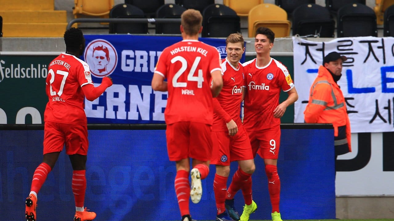 Kiels Torschütze Mathias Honsak klatscht mit Alexander Mühling nach seinem Treffer zum 2:0 ab.