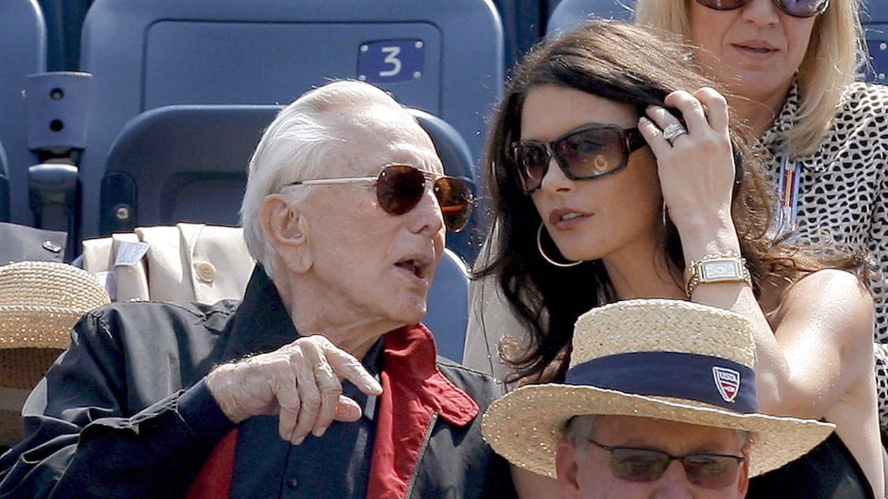 Catherine Zeta-Jones bei einem Tennis-Spiel mit ihrem Schwiegervater, dem Schauspieler Kirk Douglas.