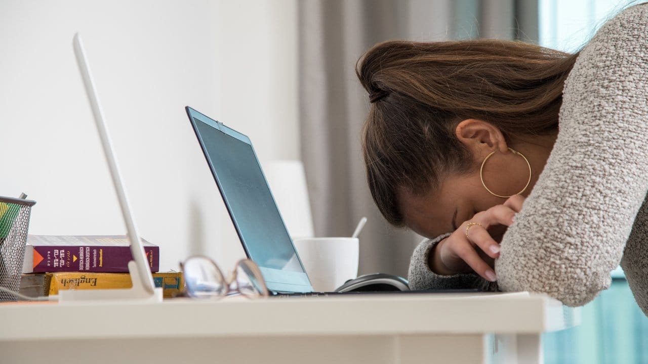 Die nächste Abgabe steht kurz bevor, aber man kriegt keinen Satz mehr aufs Papier: Bei Problemen wie Stress oder Schreibblockaden kann es weiterhelfen, die psychologische Beratung der Hochschule oder des Studentenwerks zu kontaktieren. Die nächste Abgabe steht kurz bevor, aber man kriegt keinen Satz mehr aufs Papier: Bei Problemen wie Stress oder Schreibblockaden kann es weiterhelfen, die psychologische Beratung der Hochschule oder des Studentenwerks zu kontaktieren.