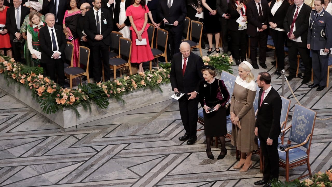 König Harald und Sonja von Norwegen, Kronprinzessin Mette Marit und Haakon bei der Verleihung des Friedensnobelpreis im Rathaus von Oslo teil.