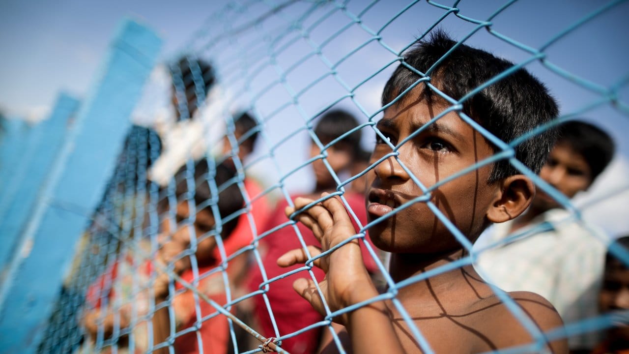 Flüchtlingskinder stehen im Flüchtlingslager Kutupalong.