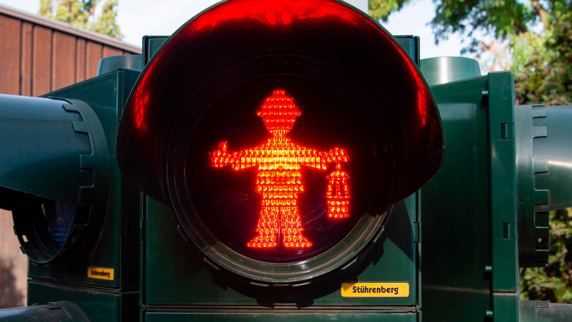 In Duisburg zeigt diese Ampel einen Bergmann mit Helm auf dem Kopf und einer Lampe in der Hand. Er soll an die Geschichte des Bergbaus erinnern.