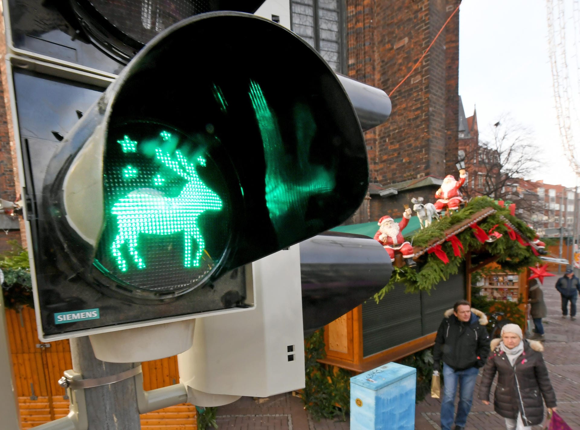 Den Weihnachtsmarkt in Hannover ziert 2018 eine Ampel, die bei Grün ein Rentier zeigt. Eine weitere Ampel in der niedersächsischen Landeshauptstadt zeigt einen Engel.