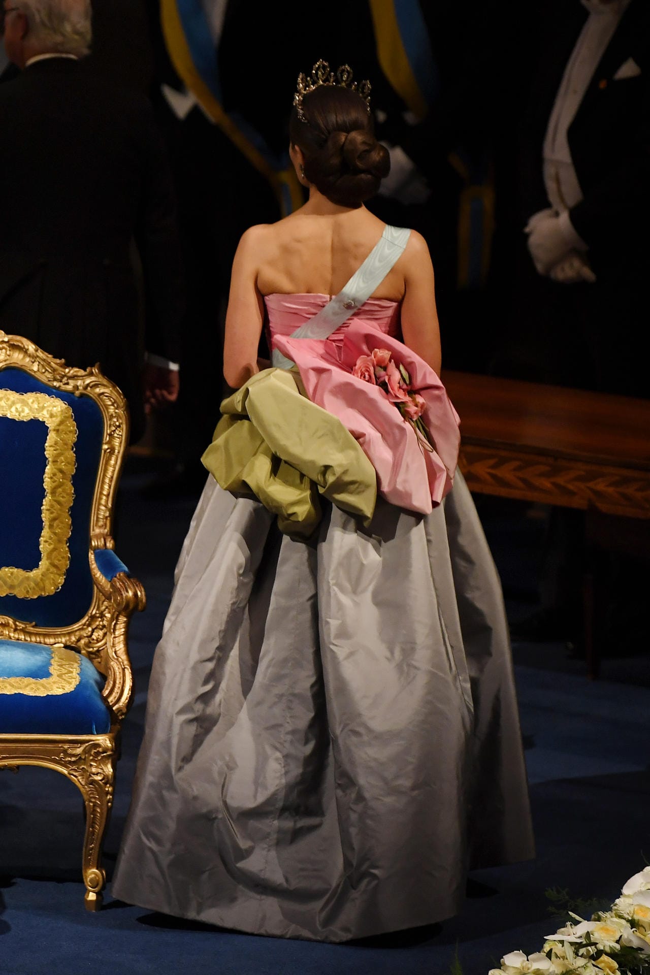 Victoria von Schweden wählte für den Nobelpreis ein Kleid mit auffälliger Kehrseite.