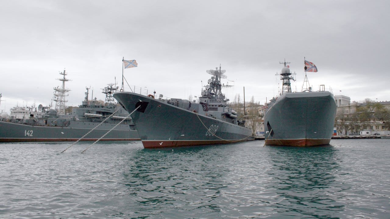 Schiffe der russischen Schwarzmeerflotte ankern vor Sevastopol.