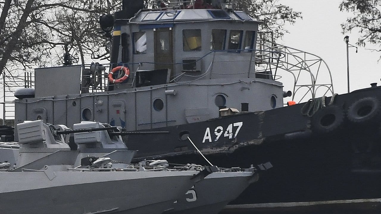 Eines der drei ukrainischen Schiffe ist nach der Beschlagnahmung mit sichtbaren Schäden in der Nähe der Meerenge von Kertsch angedockt.
