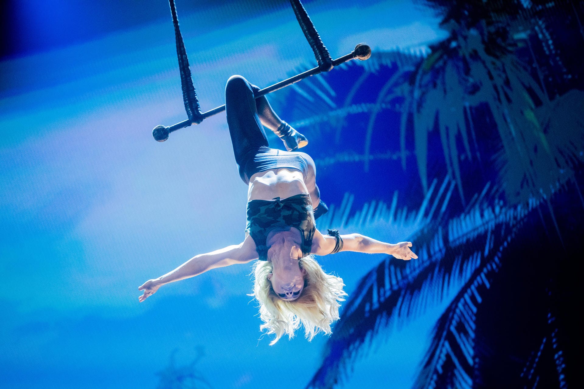 Akrobatisch: Helene Fischer schwebt am Trapez durch die Lüfte.